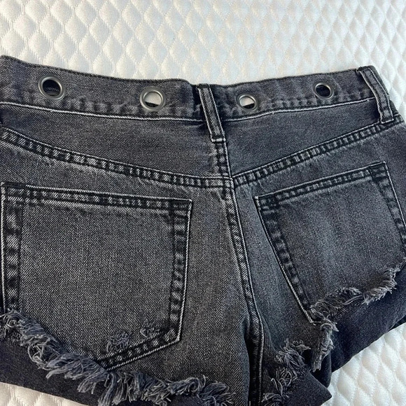 Free People Cut Off Frayed Cuffed Hem Mid Rise Denim Shorts Grommet Waist Sz 26 - Picture 9 of 12